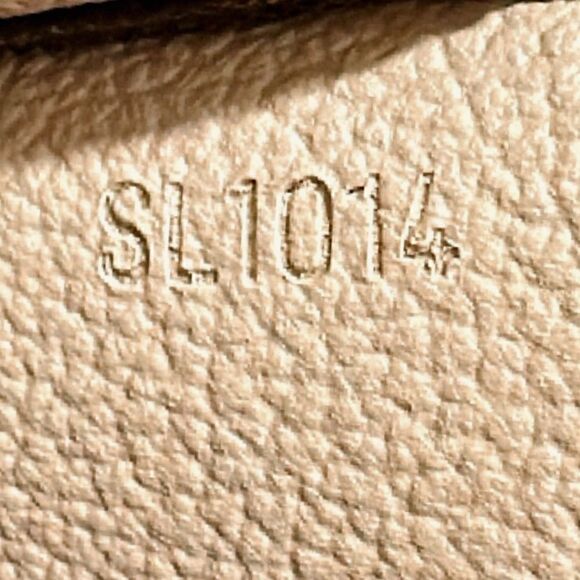 💯% Authentic Louis Vuitton Toiletry 26✨ - Picture 15 of 16